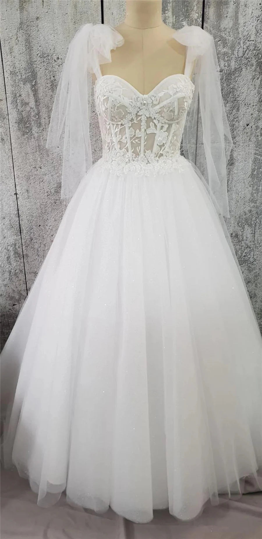 Vestido de novia largo de tul con escote en forma de A y cordones